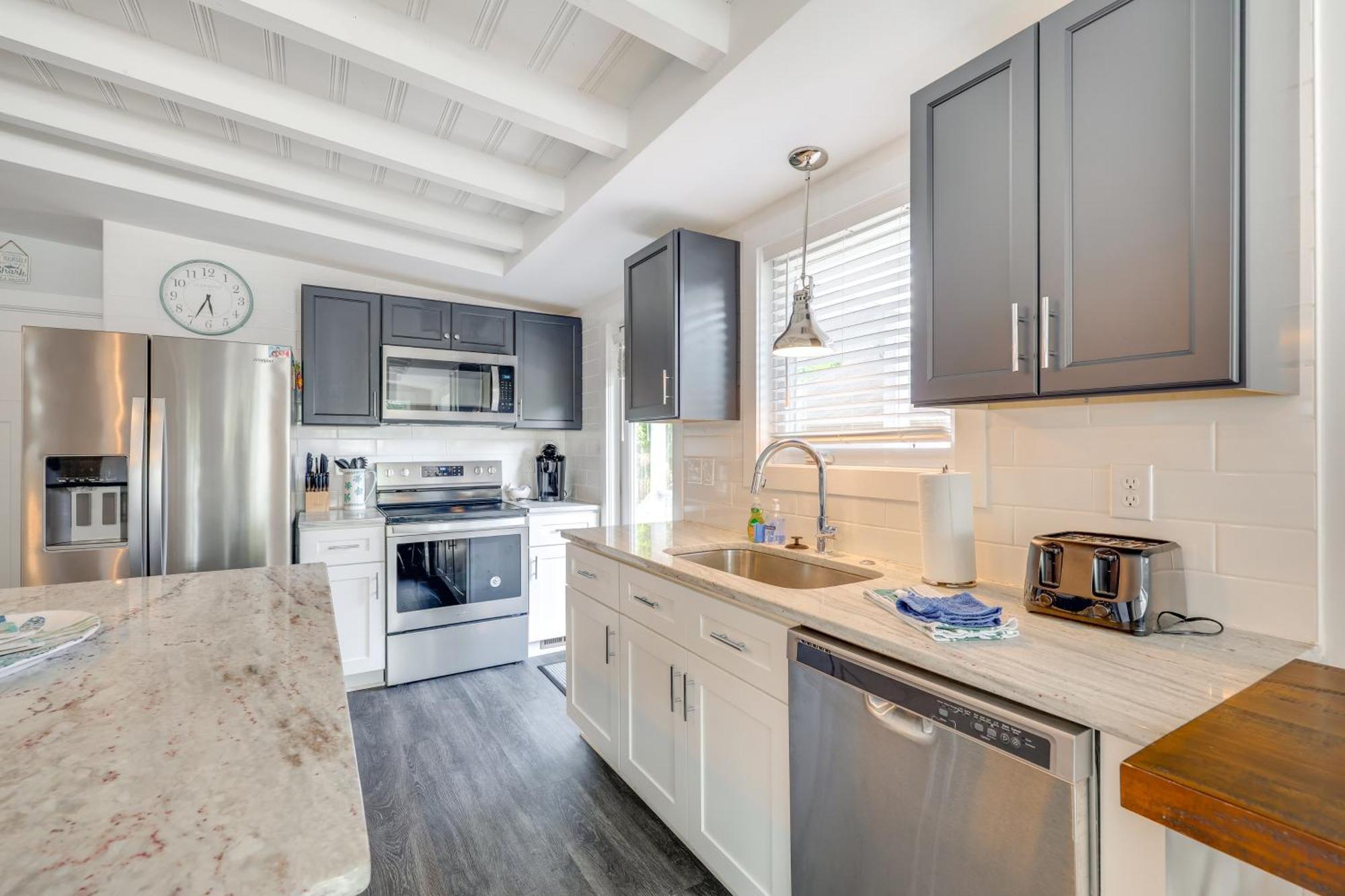 Modern Oak Island Escape 1 Mile To Long Beach! Bagian luar foto